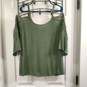 Xhilaration Green 3/4 Sleeve Cut Out Blouse